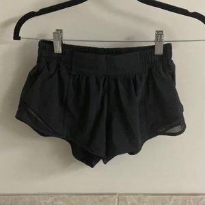 LULULEMON 2.5” HOTTY HOT LOW-RISE SHORT size 4 reg